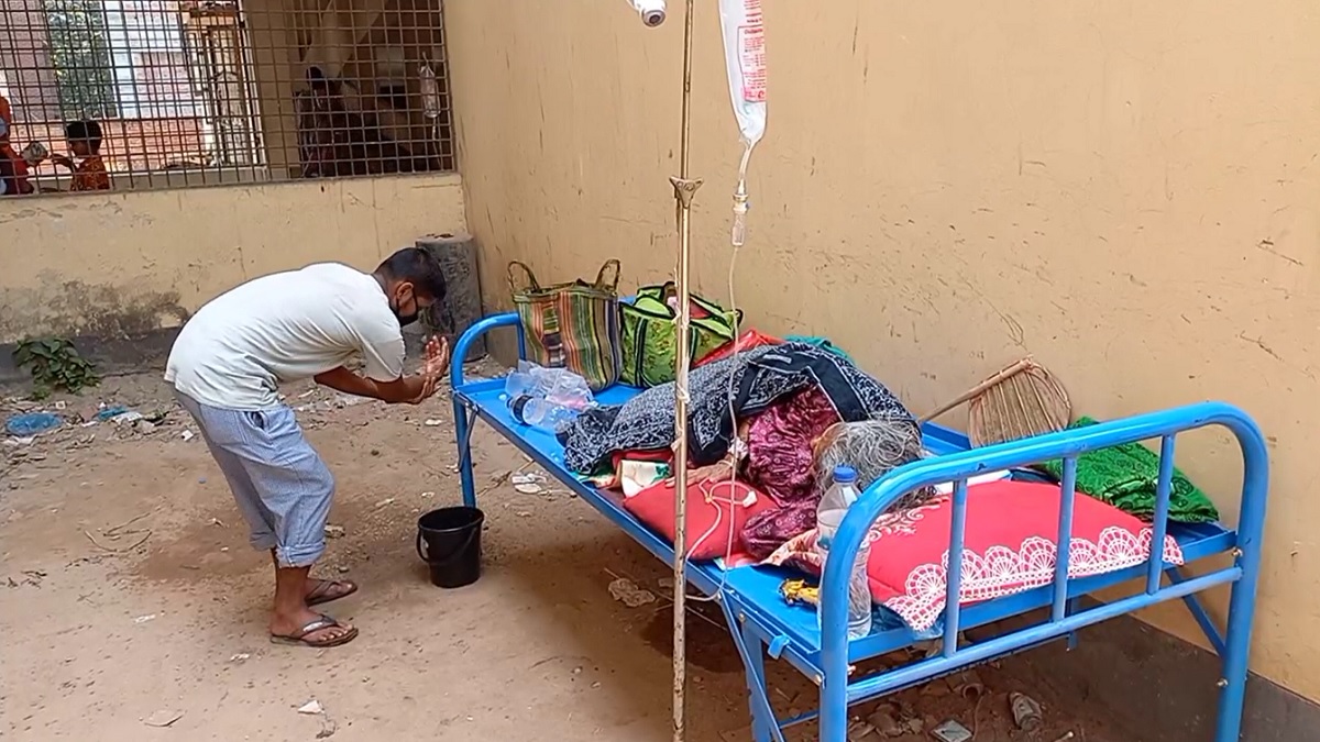 রাজবাড়ীতে বাড়ছে ডায়রিয়ার প্রকোপ, শয্যা সংকটে গাছ তলায় রোগী