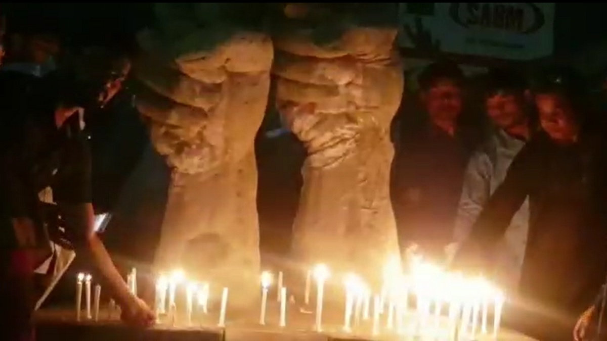 সাভারে রানা প্লাজা ধসে নিহত শ্রমিকদের স্মরণে মোমবাতি প্রজ্বলন