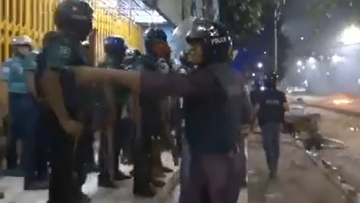 কনস্টেবলকে এডিসি হারুনের থাপ্পড় মারার ভিডিও ভাইরাল