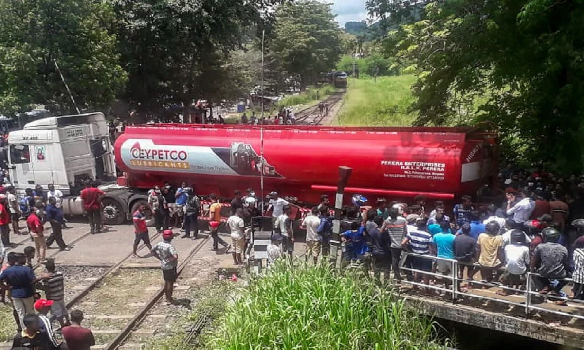 শ্রীলঙ্কায় বিক্ষোভে পুলিশের গুলি, নিহত ১