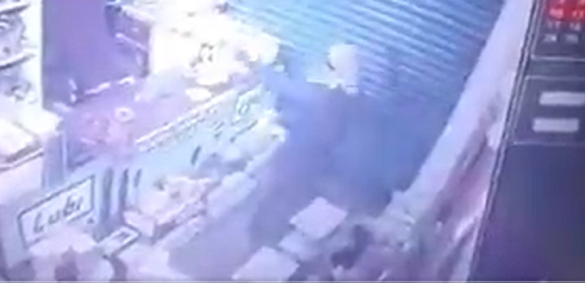 চুরি শেষে দোকানে দাঁড়িয়েই উদ্দাম নাচ চোরের, ধরা পড়লো সিসি ক্যামেরায় (ভিডিও)