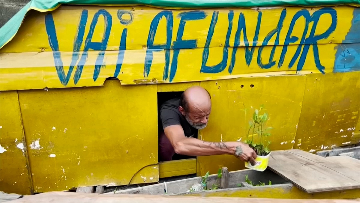পরিত্যক্ত জিনিসপত্র দিয়ে বাড়ি! আছে সুইমিংপুলও