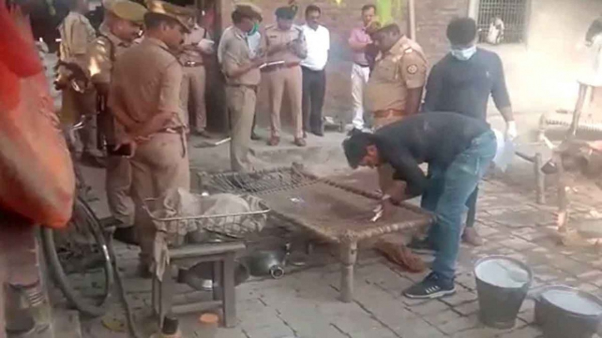 একই পরিবারের ৫ জনকে কুপিয়ে হত্যা, বাড়িতে লাগানো হলো আগুন!