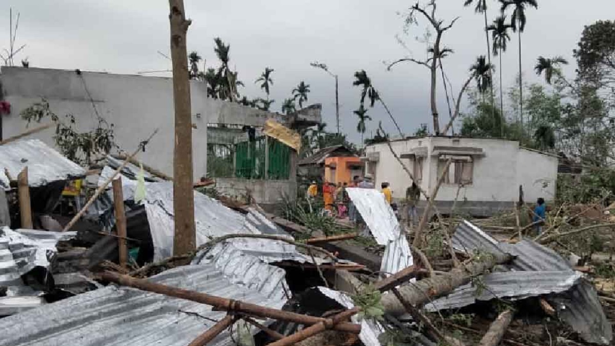 ঝড়ে উড়ে আসা টিনে মাথা আলাদা যুবকের!
