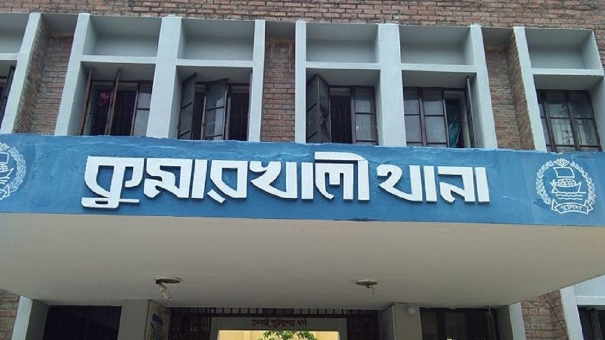 কুষ্টিয়ায় দুর্বৃত্তদের কোপে কলেজ শিক্ষকের ডান হাতের কবজি বিচ্ছিন্ন