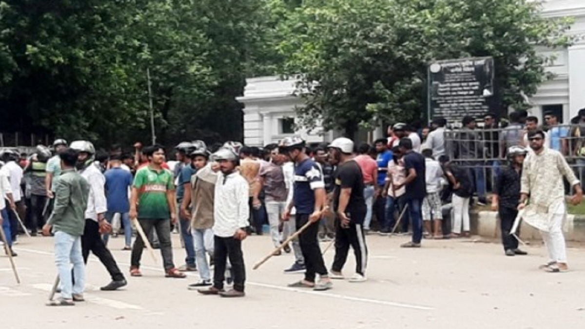 ঢাকা বিশ্ববিদ্যালয়ে সংঘর্ষ; ছাত্রলীগের ৩২ নেতাকর্মীর বিরুদ্ধে ছাত্রদলের মামলা