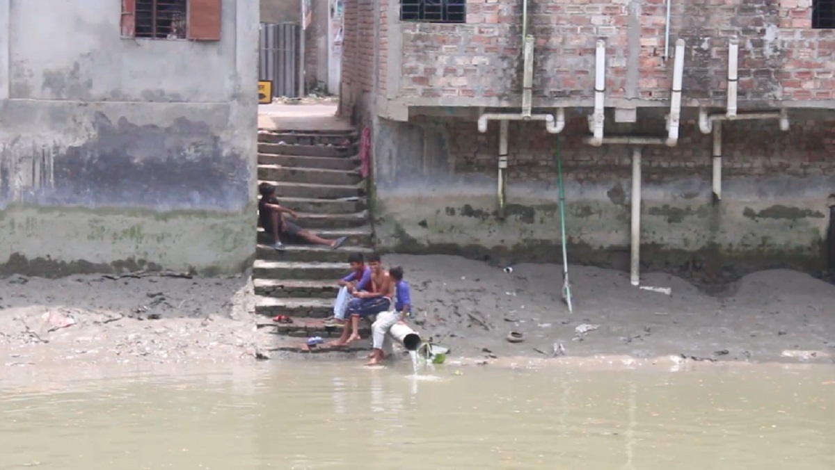 খালের পানি পান করে ডায়রিয়ার প্রকোপে পিরোজপুরের ইন্দুরকানীর মানুষ