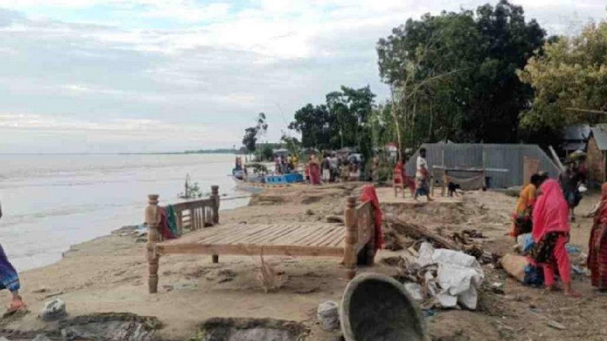 সিরাজগঞ্জে অবাধ বালু উত্তোলন, যমুনার গর্ভে বিলীন কয়েকটি গ্রাম