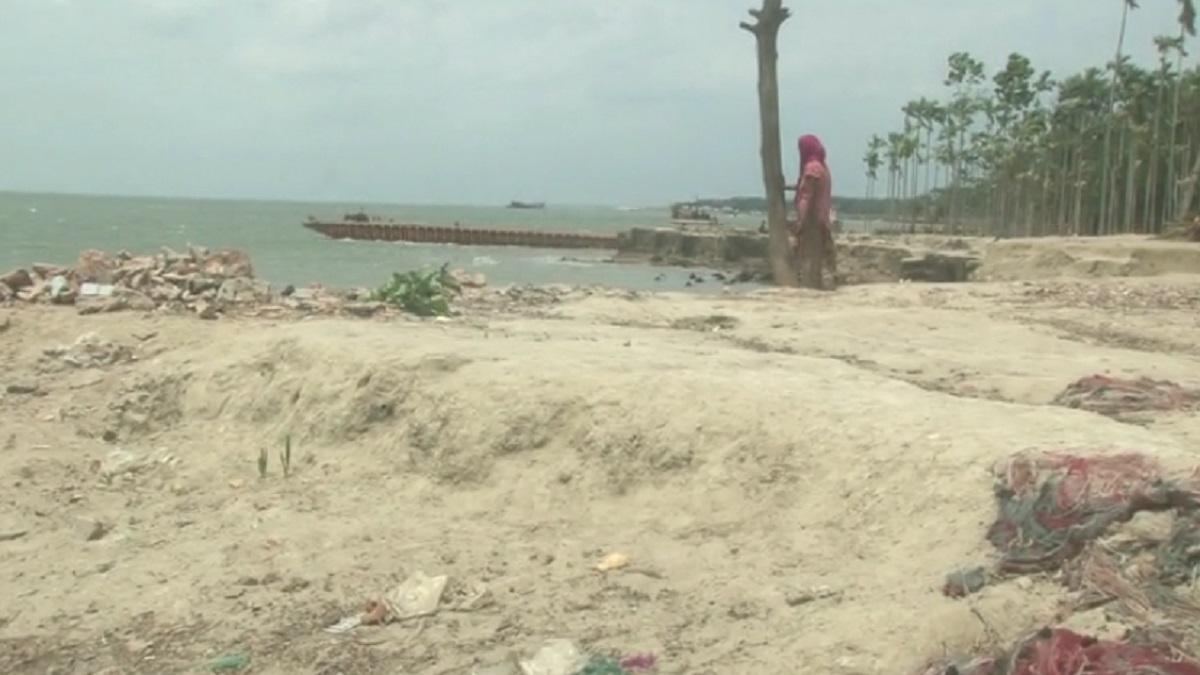 মেঘনার তীরে বাড়ছে ভিটেমাটি হারানো মানুষের সংখ্যা