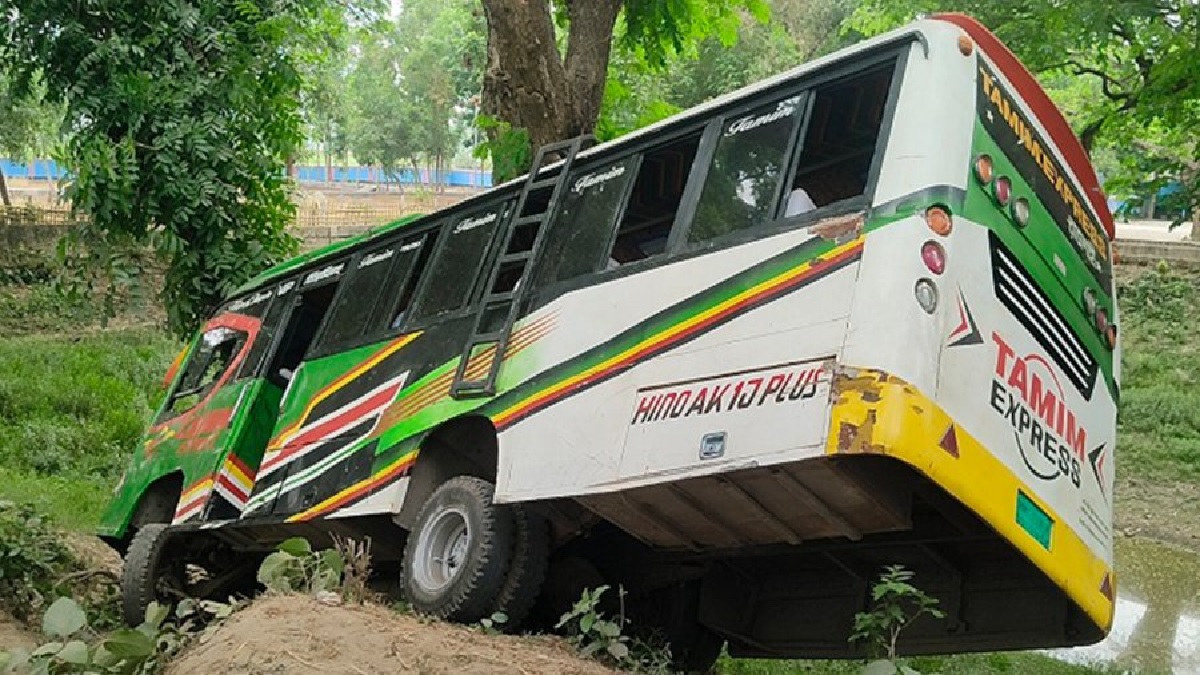 মাদারীপুরে বাসের ধাক্কায় ভ্যানের ৩ যাত্রী নিহত