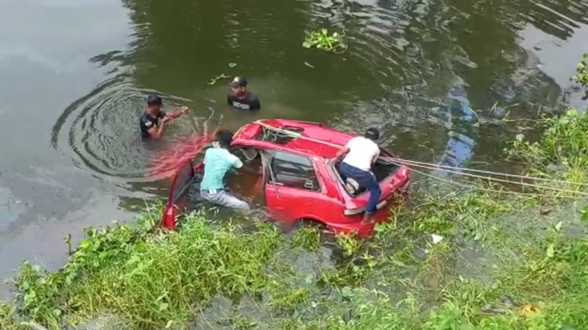 মুন্সিগঞ্জে বেড়াতে গিয়ে ৩ বন্ধুর গাড়ি খালে, নিহত ২