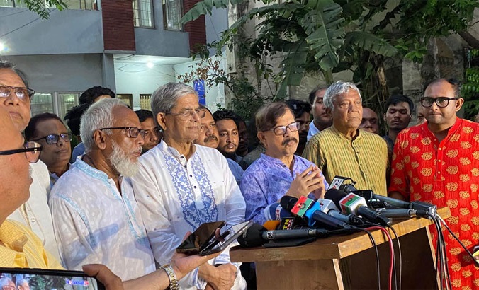 রুদ্ধদ্বার বৈঠক শেষে যা জানালেন ফখরুল-মান্না