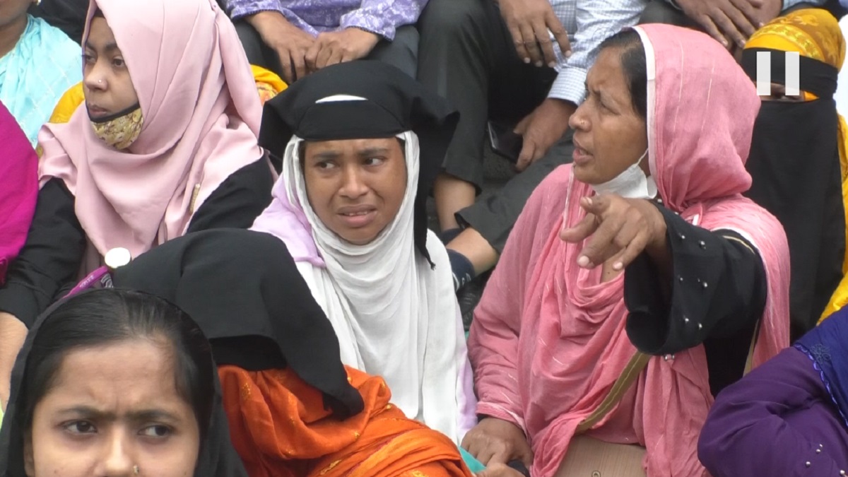 ‘তিন মাস ধরে বেতন নেই, বাচ্চারা নতুন জামার জন্য মন খারাপ করে আছে’, নারায়ণগঞ্জে পোশাকশ্রমিকদের অনশন