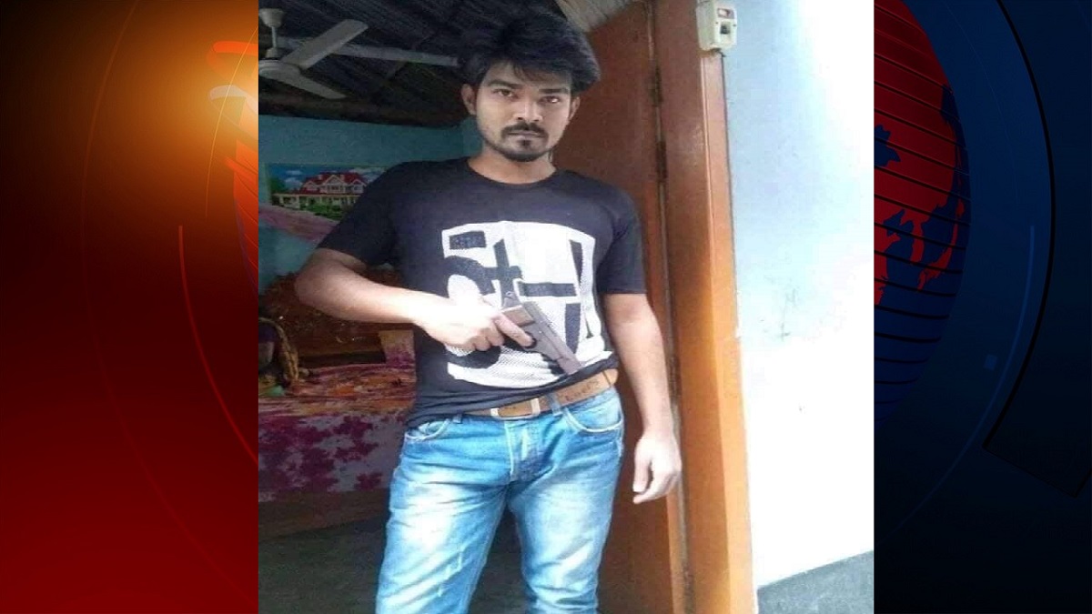 পিস্তল হাতে ছবি তোলা ছাত্রলীগ নেতাকে খুঁজছে পুলিশ