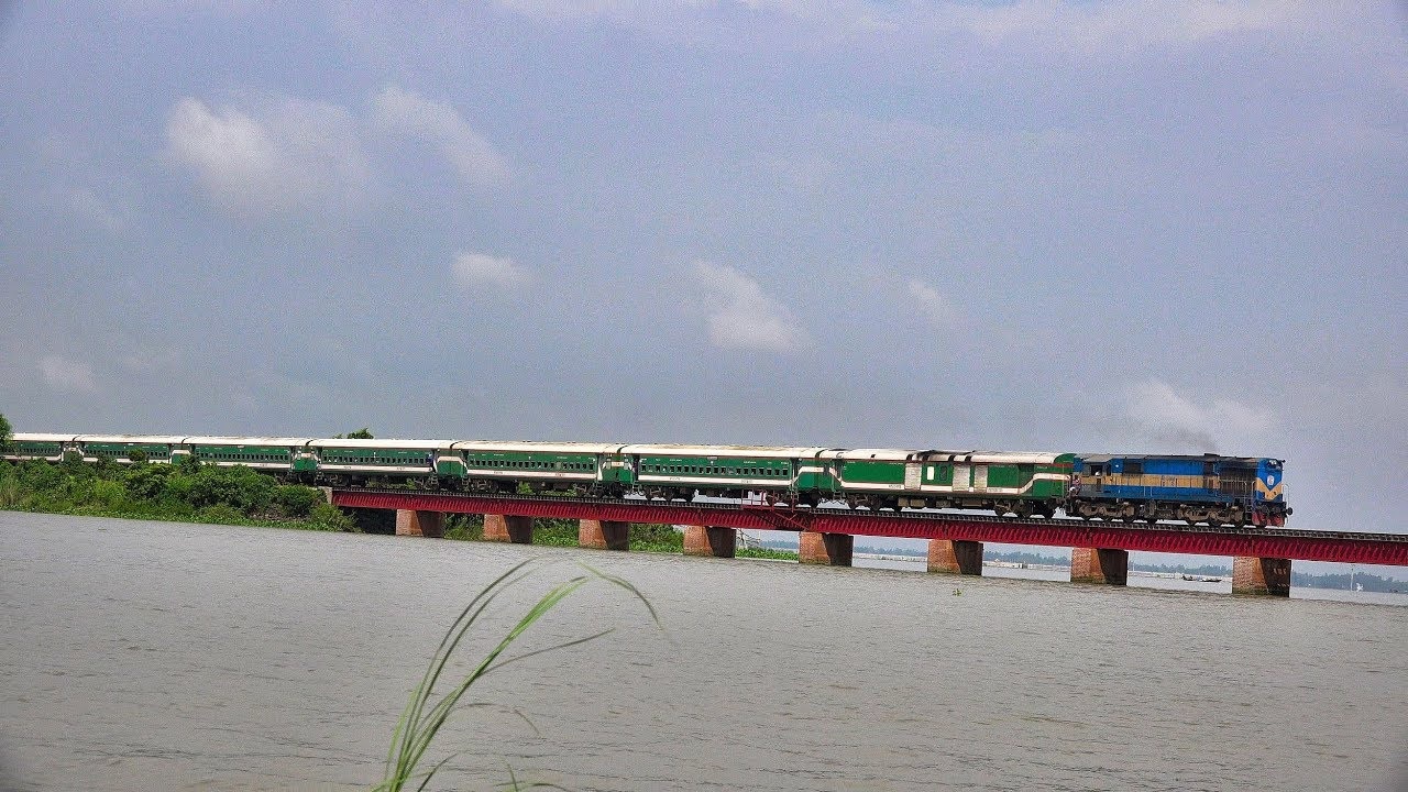 রেলমন্ত্রীর আত্মীয় পরিচয়ে বিনা টিকিটে ভ্রমণ, জরিমানা করায় বরখাস্ত হলেন টিটিই