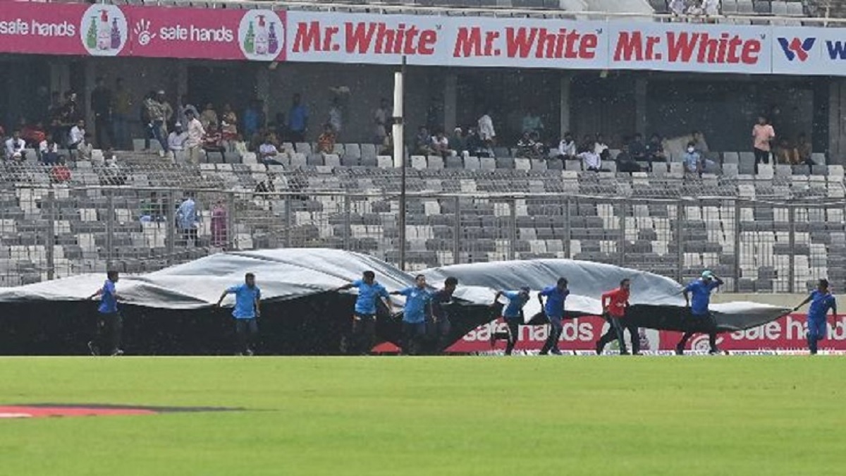 ঢাকা টেস্টে বৃষ্টির হানা