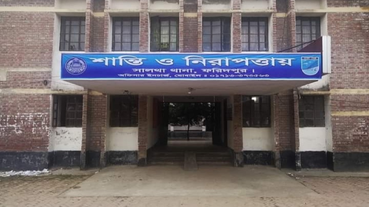 সালথায় পুলিশের হাত থেকে আসামি ছিনিয়ে নিল নারীরা!