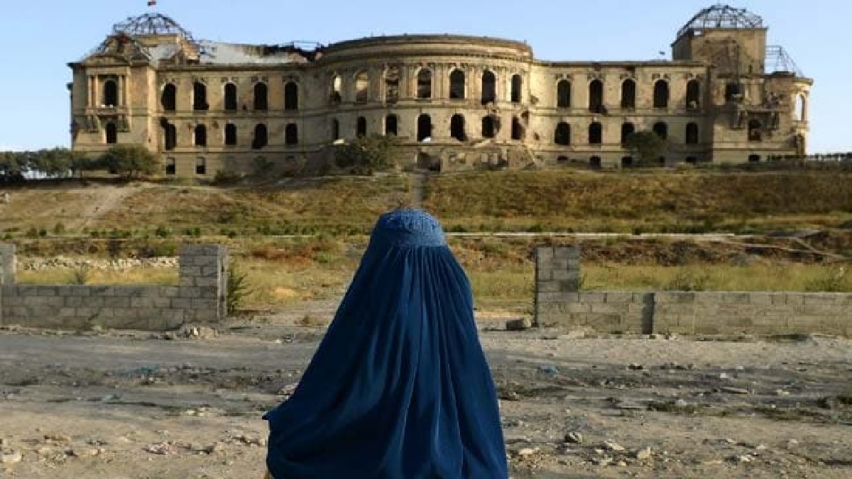 নারীদের বোরকা বাধ্যতামূলক করলো তালেবান