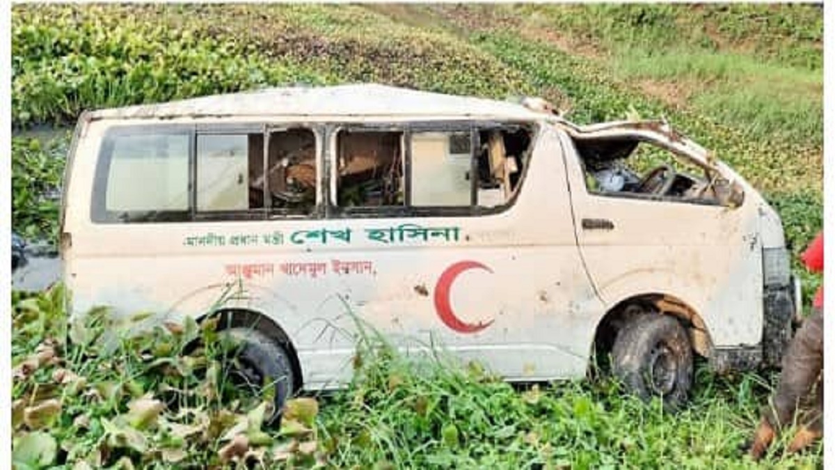 কুমিল্লায় দুর্ঘটনার শিকার প্রধানমন্ত্রীর দেয়া অ্যাম্বুলেন্সে মিললো ফেনসিডিল