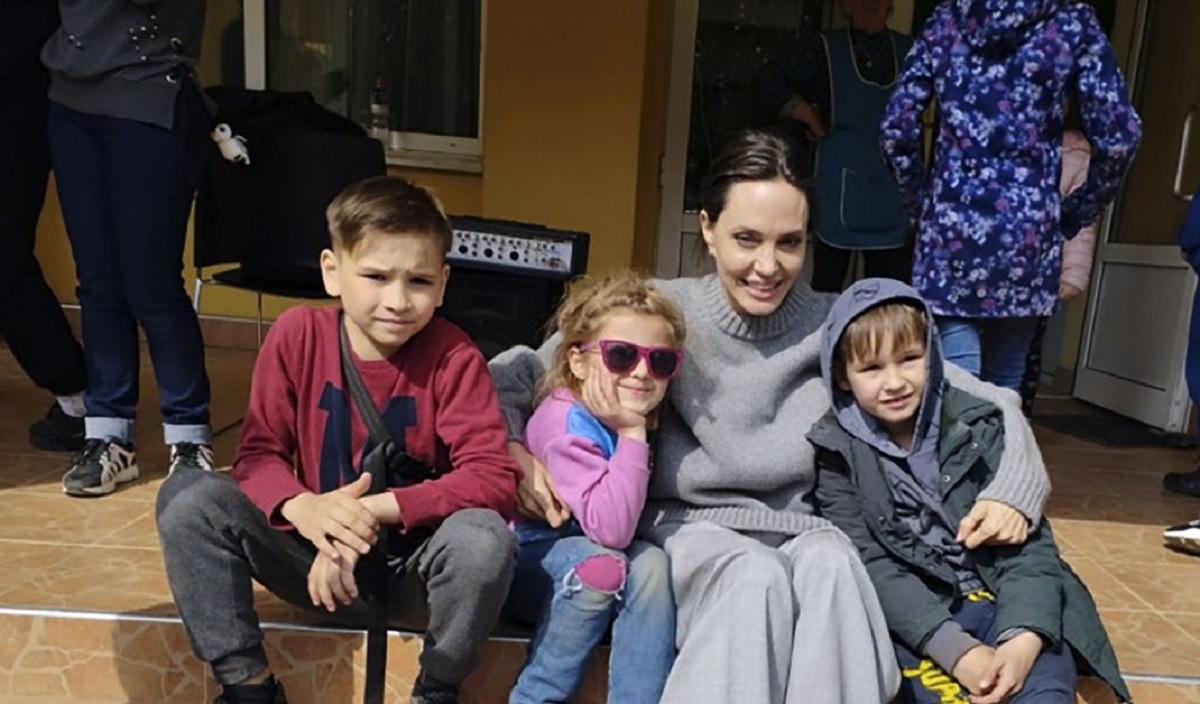 পূর্ব ঘোষণা ছাড়াই হঠাৎ ইউক্রেন সফরে গেলেন অ্যাঞ্জেলিনা জোলি