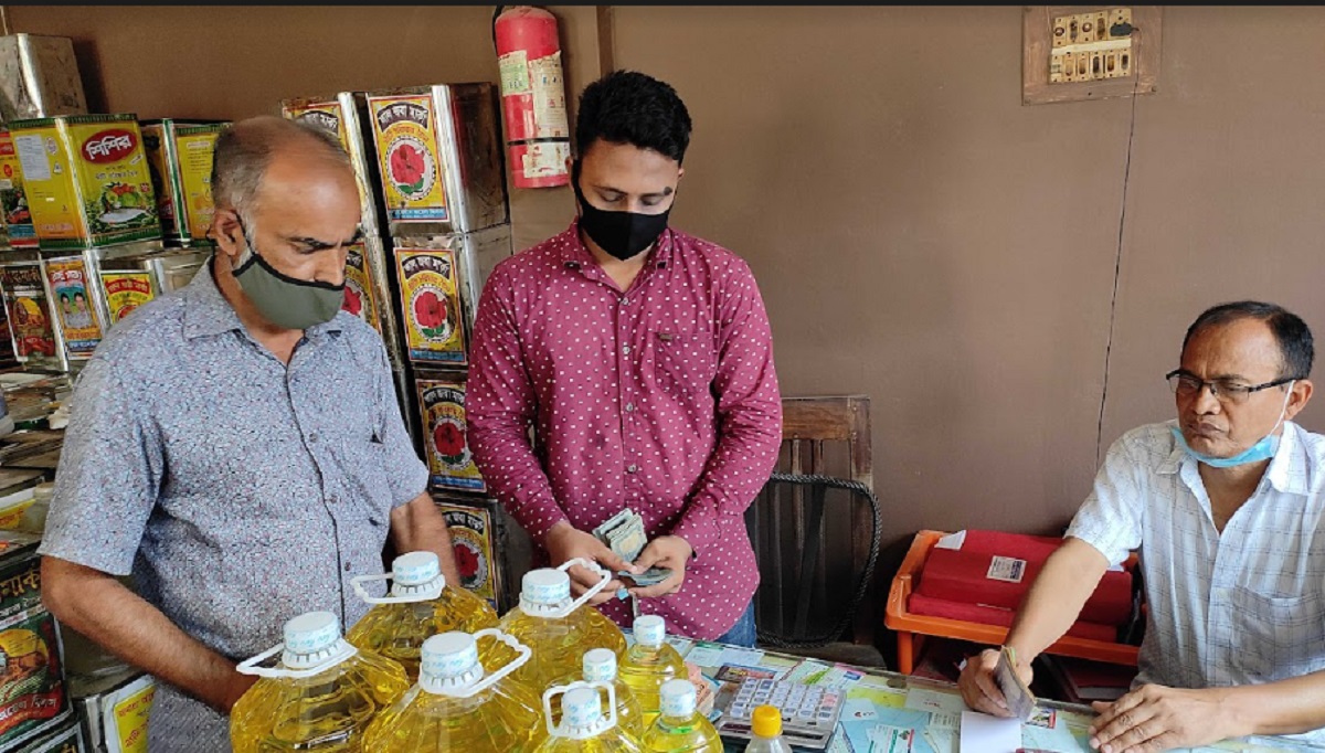 অবৈধ মজুদ রেখে তেল বিক্রি; পূর্বের দামে বিক্রিতে বাধ্য করলো ভোক্তা অধিকার পরিষদ