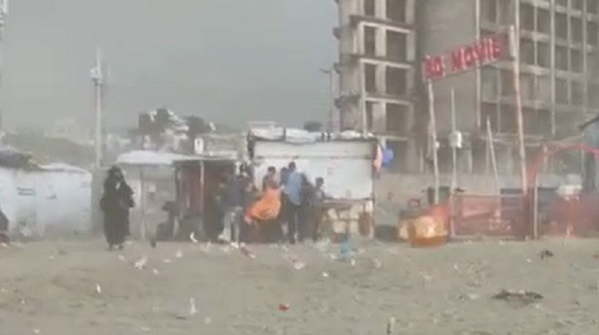 কক্সবাজারে কালবৈশাখী ঝড়ে গাছ চাপায় নিহত ১, পর্যটক ও স্কুলছাত্রী আহত