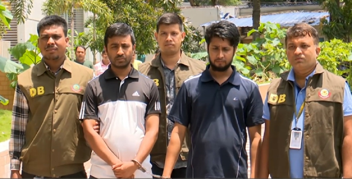 ক্রেডিট কার্ডধারী কয়েকশ’ গ্রাহকের তথ্য হ্যাকারদের কাছে ফাঁস করতেন ব্যাংক কর্মকর্তা