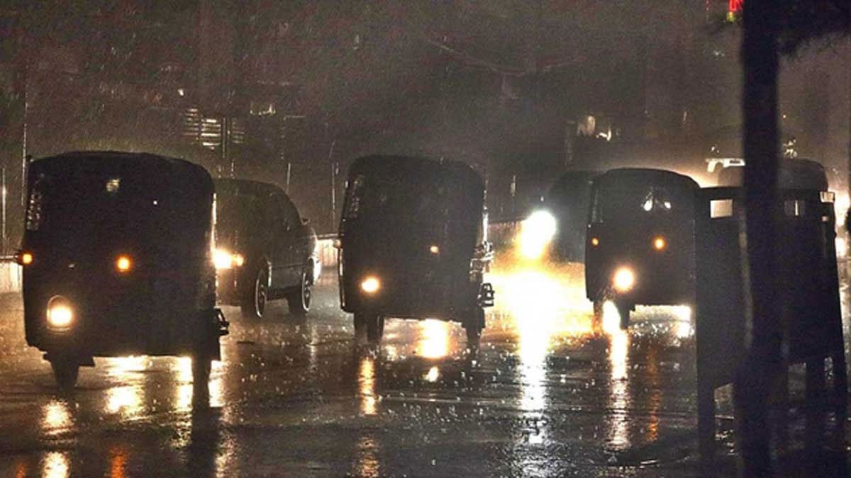 ভোররাতে বৃষ্টিস্নাত ঢাকা, ফাঁকা শহরে বজ্রপাত