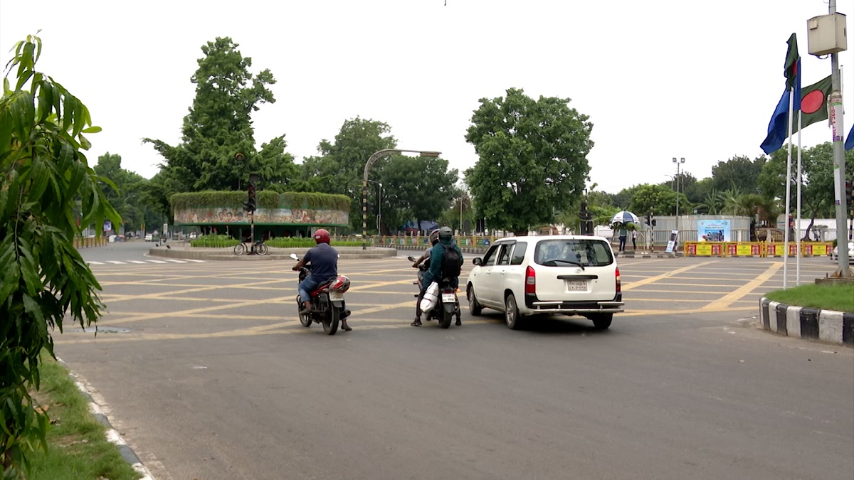 ফাঁকা ঢাকা: সৌন্দর্য উপভোগ করছেন রাজধানীর বাসিন্দারা