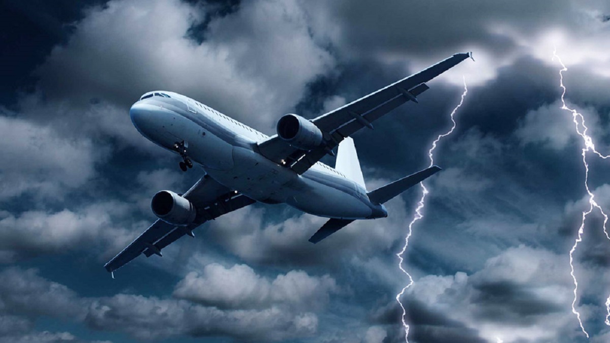 মাঝ আকাশে ঝড়ের কবলে যাত্রীবাহী বিমান, আহত অন্তত ৪০