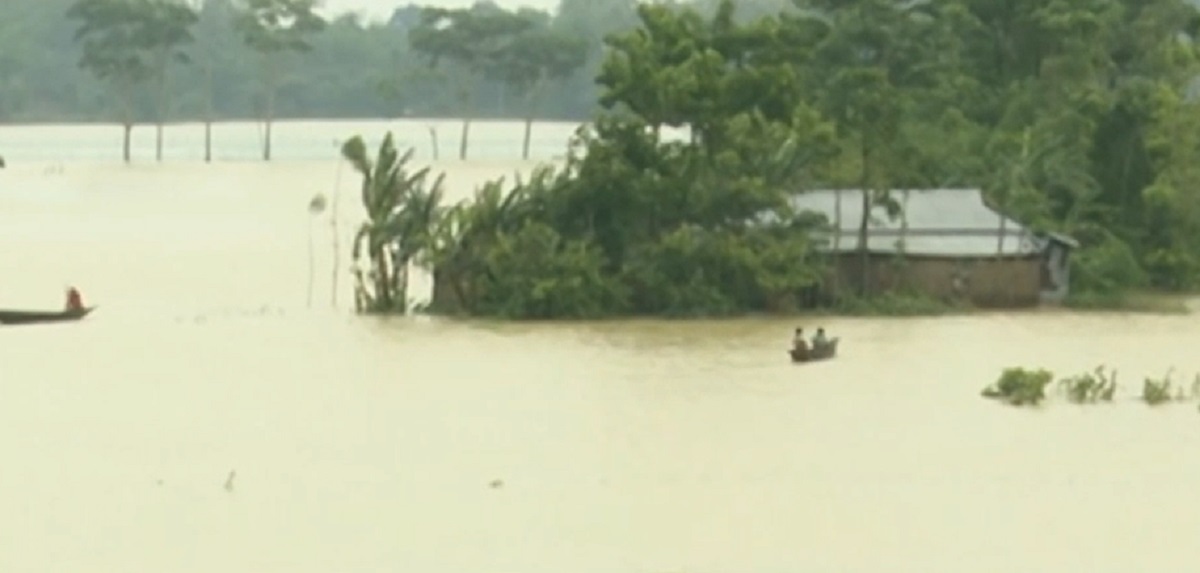 এখনও বিপদসীমার উপরে পানি, দুভোর্গ কমেনি বানভাসি মানুষের