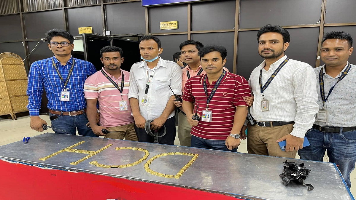 শাহজালাল বিমানবন্দরে ৮ কেজির বেশি ওজনের স্বর্ণবারসহ ক্যাটারিং সার্ভিসের কর্মী আটক