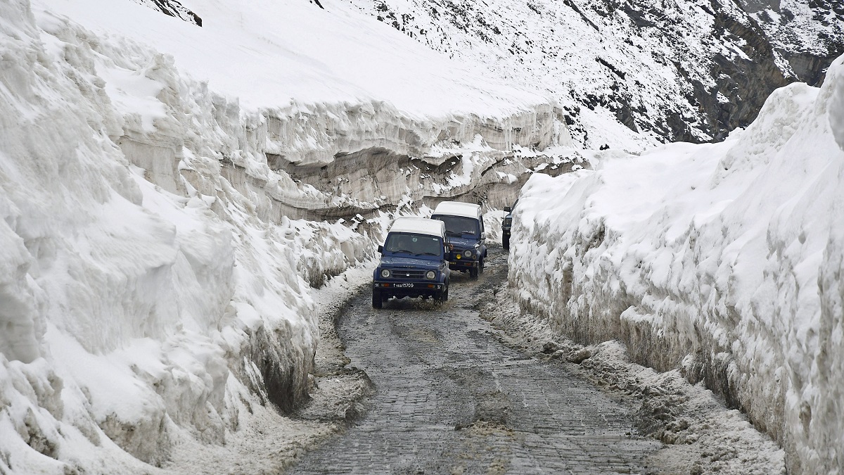 পাহাড় থেকে নদীতে ছিটকে গেলো গাড়ি, ৭ ভারতীয় সেনার মৃত্যু