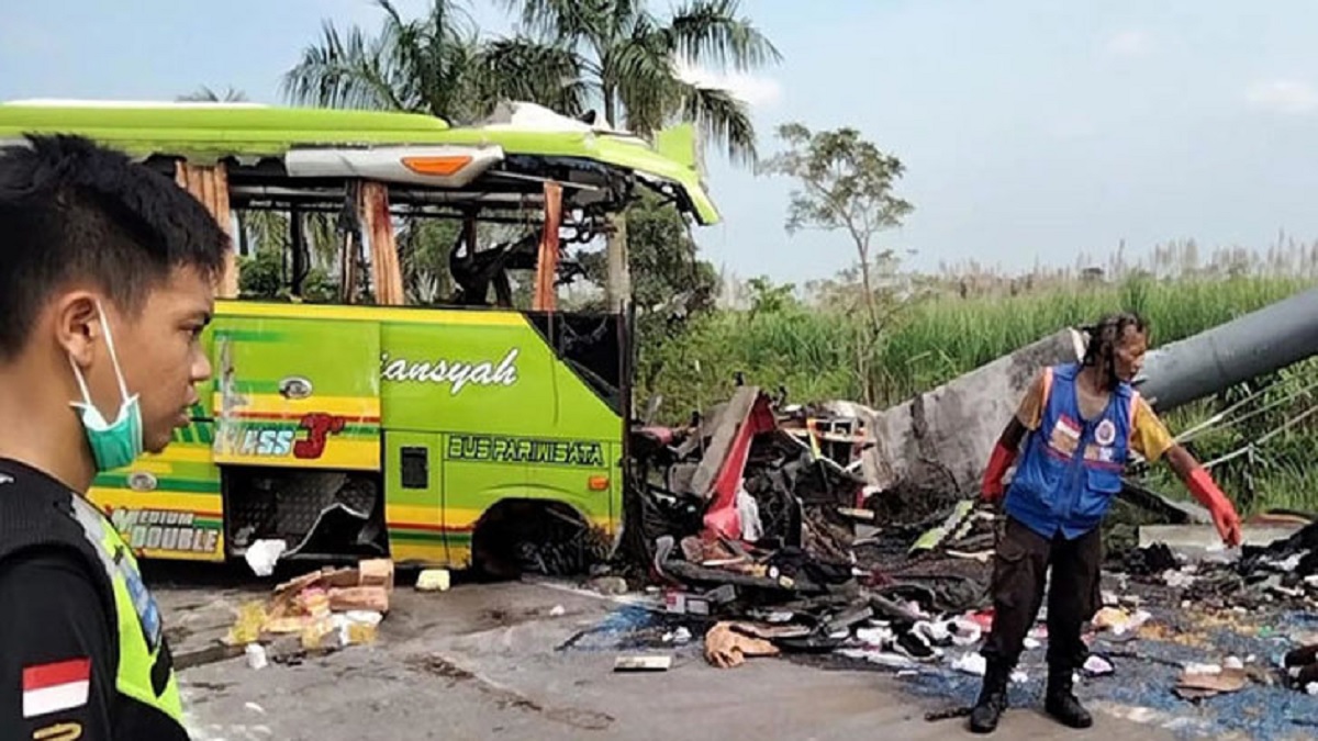 ইন্দোনেশিয়ায় বিলবোর্ডে বাসের ধাক্কায় নিহত ১৪