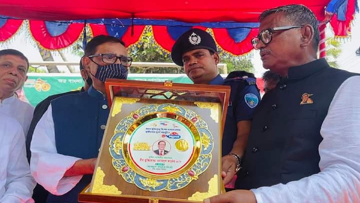 ৩৩ মাস পর নির্বাচনী এলাকায় ওবায়দুল কাদের; ক্রেস্ট পেলেন কাদের মির্জার কাছ থেকে