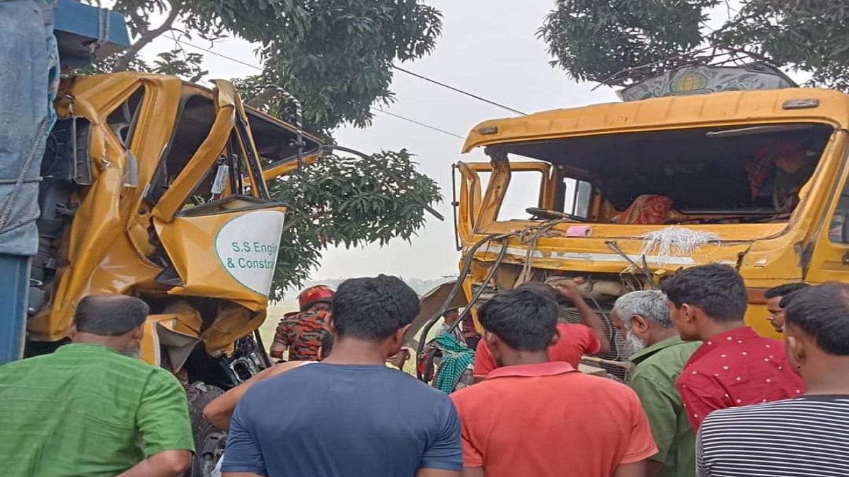 লালমনিরহাটে দুই ট্রাকের সংঘর্ষে চালক নিহত, আহত ২