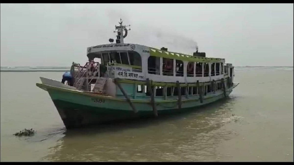 নাব্য সংকটে ব্রহ্মপুত্র নদে আটকে গেছে দুটি লঞ্চ