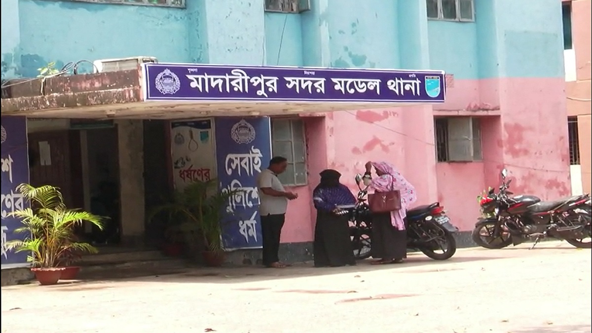 মাদারীপুরে ১০ হাজার টাকার জেরে গৃহবধূকে শ্বাসরোধে হত্যার অভিযোগ