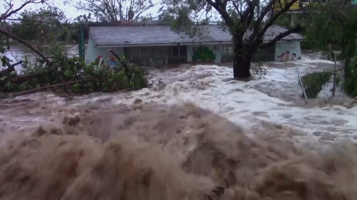 মেক্সিকোর দক্ষিণাঞ্চলে হারিকেন ‘আগাথা’র তাণ্ডব