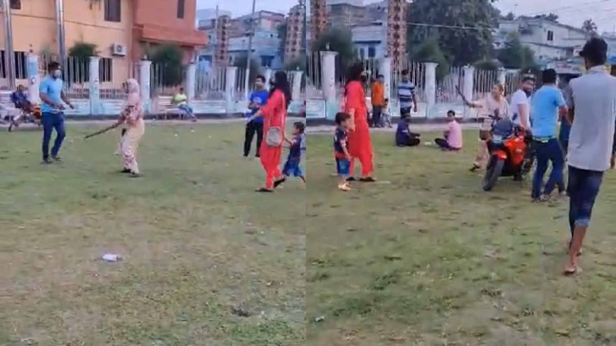 মেয়েকে ‘উত্ত্যক্ত’ করায় যুবককে লাঠি দিয়ে পিটিয়েছেন মা