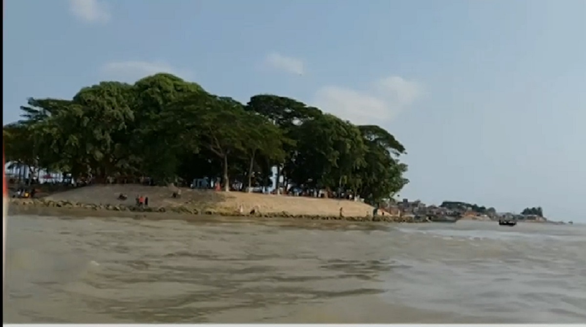 শহর বাঁচাতে কেটে ফেলা হবে চাঁদপুরের ‘মিনি কক্সবাজার’