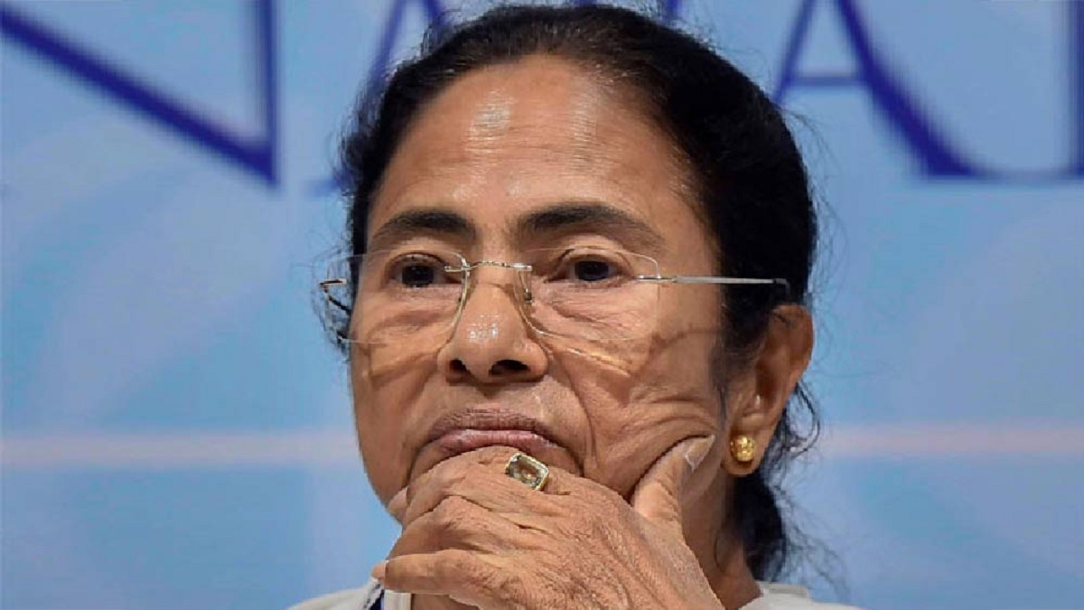 মমতাকে পুরস্কৃত করায় বাংলা একাডেমি থেকে ইস্তফা, পুরস্কার ফিরিয়ে দিলেন গুণী লেখিকা