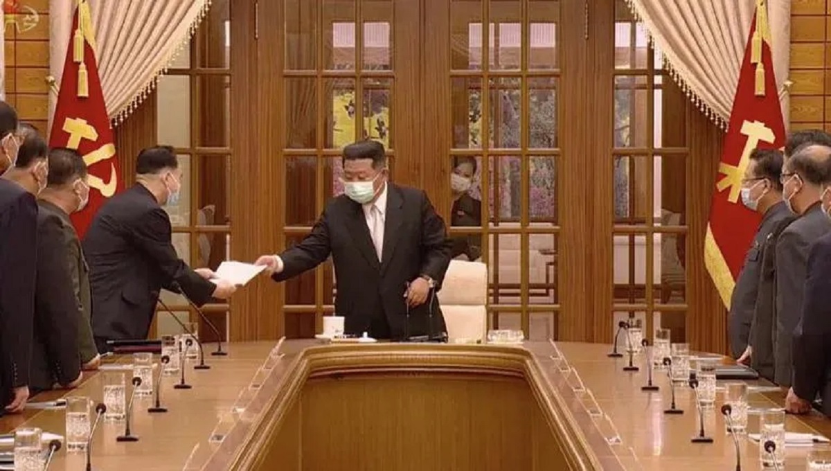 অবশেষে মাস্ক পরলেন কিম জং উন