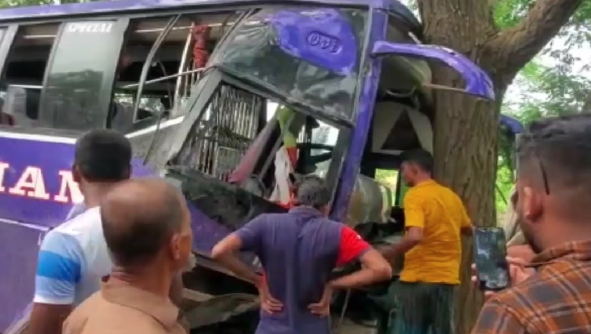 নাটোরে বাস-ট্রাকের সংঘর্ষে নিহত এক, আহত ১০