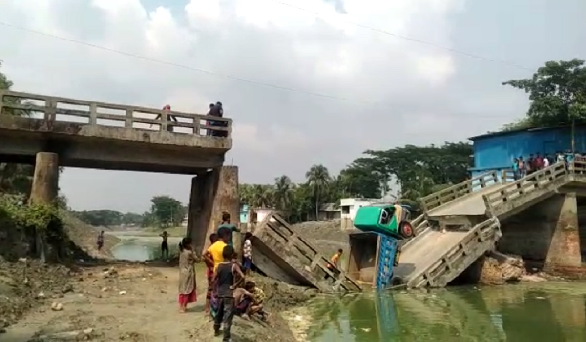 নোয়াখালীতে ব্রিজ ভেঙে পিকআপ ভ্যান খালে, আহত ২