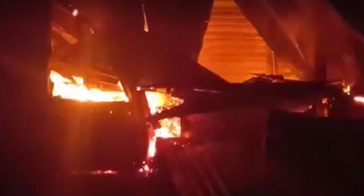 নরসিংদীতে মধ্যরাতে পুড়লো মাছের আড়তসহ ৮টি দোকান