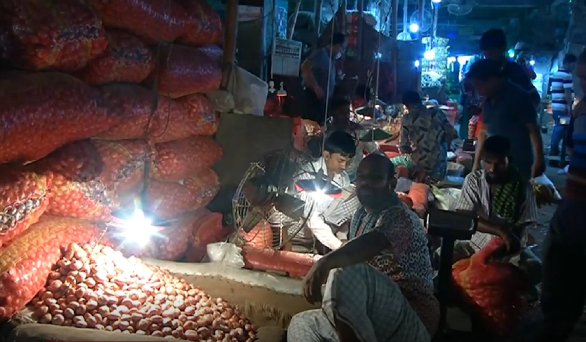 তেলের পর এবার পেঁয়াজের দামে মাথায় হাত ক্রেতাদের