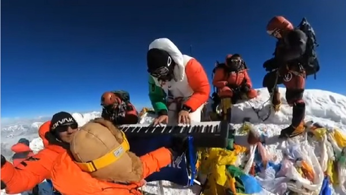 এভারেস্টের চূঁড়ায় পিয়ানো বাজালেন ১৯ বছরের তরুণ!