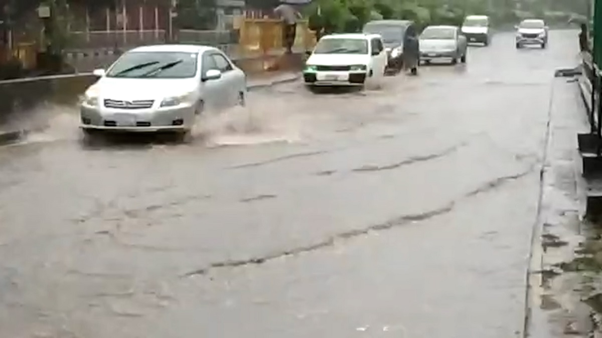 বৃষ্টিতে রাজধানীর বিভিন্ন সড়কে জলাবদ্ধতা