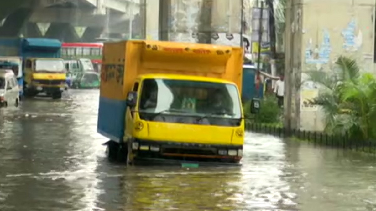 আধাঘণ্টার বৃষ্টিতে ডুবলো চট্টগ্রাম